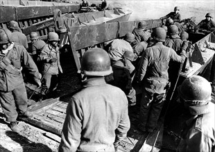 Les troupes de la 3e armée US traversent le Rhin dans des bateaux d'assaut, 22 mars 1945