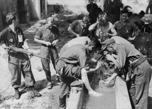 Des membres des Forces françaises de l'intérieur gardent des prisonniers allemands à Hyères, août 1944