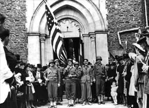 Les troupes américaines se joignent à une cérémonie religieuse à Mayenne
(15 août 1944)
