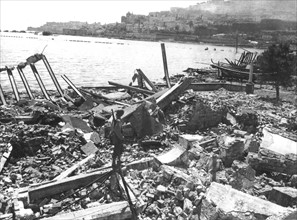 Vue du port dévasté de Gaeta, en Italie
(22 mai 1944)