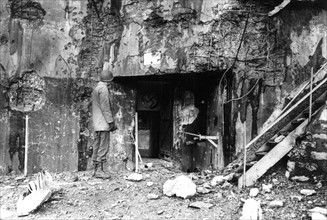 Soldat américain devant l'entrée d'un bunker de la ligne Maginot