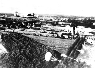 Les bombardiers américains envoient des vivres aux troupes aéroportées en Hollande
(Septembre 1944)