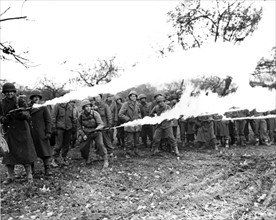 Les soldats du génie américain s'entraînent à la technique du lance-flamme en Hollande
(Novembre 1944)