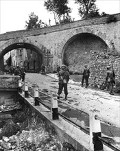 Patrouille américaine à Volterra, en Italie
(14 juillet 1944)