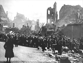 Civilians queue up for food in Nuremberg, End of April 1945