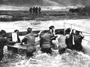 Soldats du génie américain construisant un pont en Allemagne
(Avril 1945)