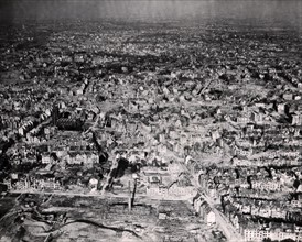 Vue aérienne d'Essen bombardée
(10 avril 1945)