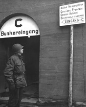 Panneau rédigé en plusieurs langues, sur les bâtiments de l'usine automobile Daimler-Benz à Mannheim
(6 avril 1945)