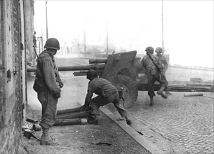 American artillery in action in St. Malo, August 1944