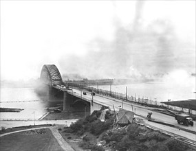 Camions alliés traversant le pont de Nimègue, aux Pays-Bas, sous le feu des Allemands
(20 septembre 1944)