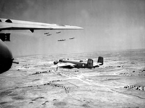 Bombardiers américains mettant en déroute des chars allemands en Tunisie
(1943)