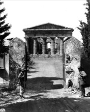 Soldats américains montant la garde devant un temple grec à Paestum
(Automne 1943)