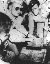 Général de brigade amércain briefant les pîlotes pour un raid aérien sur la Birmanie
(20 mai 1944)