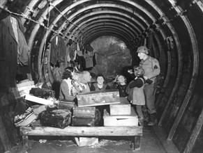 La ligne Maginot sert de foyer à des réfugiés français
(1944)