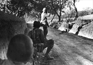 Soldat américain faisant feu sur un tireur isolé ennemi aux abords de Canicatti