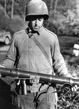 Soldat américain avec un nouveau modèle de bazooka américain
(1945)