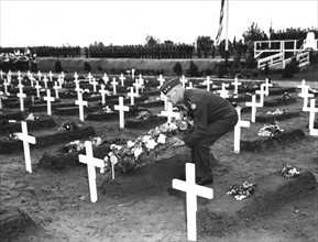 Général américain rendant hommage aux soldats tombés en Hollande
(30 mai 1945)