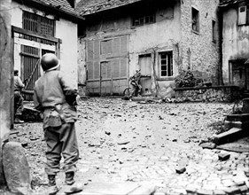 Soldats américains à la recherche de tireurs isolés à Niederbronn
(9 décembre 1944)