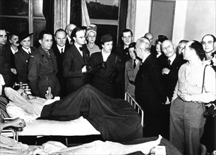 Membres de la Croix Rouge dans un hôpital militaire américain.
(Paris, 1945)