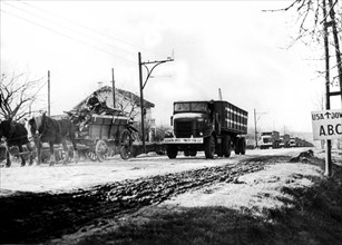 Ravitaillement de guerre transporté d'Anvers jusqu'au front
(Printemps 1945)