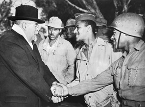 Evêque saluant les troupes noires en Italie.
(23 décembre 1943)