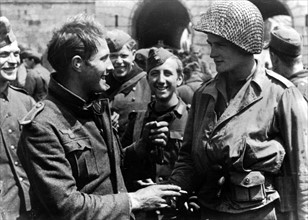 Soldat allemand se réjouissant de capituler, à Cherbourg
(27 juin 1944)