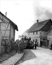 Soldats américains à  Marlishausen, en Allemagne
(12 avril 1945)