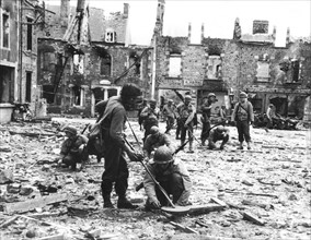 Soldats américains à Lessay
(27 juillet 1944)