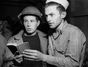 Deux marins américains assistent à un service religieux juif à bord d'un navire en Angleterre
(5 juin 1944)