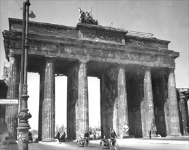La porte de Brandenbourg à Berlin
(27 juillet 1945)