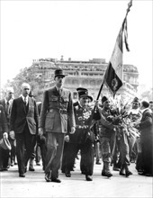 General de Gaulle pays tribute to France's unknown soldier in Paris, August 25, 1944