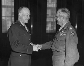 Le général Eisenhower et le maréchal Montgomery à Francfort, en Allemagne
(10 juin 1945)