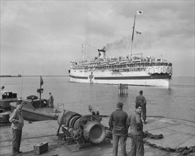 L'Acacia, navire hôpital de l'U.S. Army, dans le port de Cherbourg (22 mai 1945)