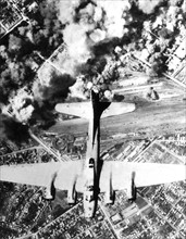 Une "Forteresse volante" américaine au-dessus de sa cible, en Roumanie
(3 juillet 1944)