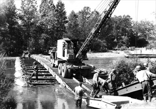 Le génie américain construit un pont sur la Moselle
(1944)
