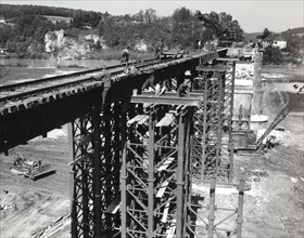 Soldats du génie de l'U.S. Army construisant un pont de chemin de fer sur le Danube
(2 mai 1945)