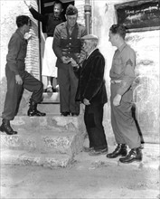 Soldats américains en permission offrant des cigarettes à un civil à Nice
(5 mai 1945)