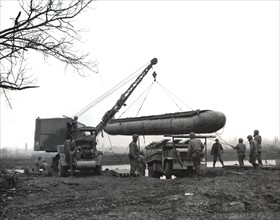 Ponton mobile utilisé au cours des tentatives de construction d'un pont sur la Roer
(24 février 1945)