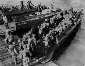 Dans un port britannique, les troupes américaines se pressent à bord des péniches de débarquement. (6 juin 1944)