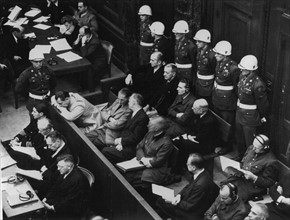 Au  tribunal international de Nuremberg, 
les anciens dirigeants nazis écoutent les actes d'accusation qui sont prononcés contre eux.
 (Novembre 1945)