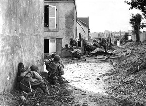 Soldats américains dans les faubourgs de Brest.
(Septembre 1944)