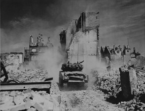 Scène de bataille à Nuremberg, en Allemagne
(20 avril 1945)