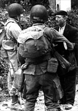 Civil français renseignant les soldats américains en Normandie (quelques jours après le 6 juin 1944)