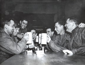 Les soldats américains goûtent la bière de Heidelberg, en Allemagne. (30 mars 1945)