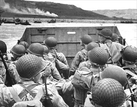 Les troupes américaines s'apprêtent à débarquer en Normandie (Omaha Beach), le 6 juin 1944.