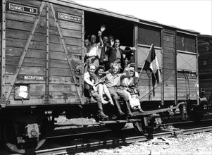 Anciens travailleurs forcés français rapatriés depuis Braunschweig, en Allemagne. (12 mai 1945)