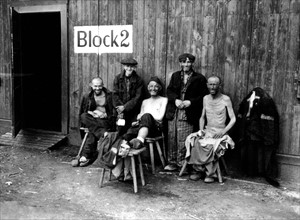 Cinq prisonniers au camp de concentration de Hanovre-Harlen. (Avril 1945)