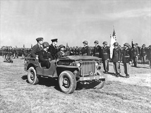 La 101e division aéroportée U.S. reçoit les honneurs militaires en France (15 mars 1945)
