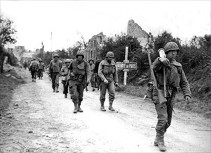 Les troupes américaines quittent La Haye du Puits et progressent en direction de Lessay. (Juillet 1944)