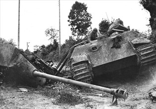 Char allemand "Tiger" détruit au cours de la progression vers Coutances. (Eté 1944)